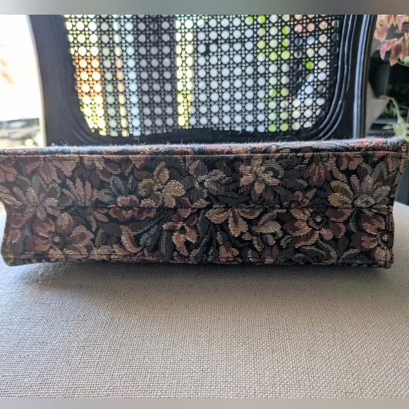 Palizzio New York- Floral Tapestry Handbag with Gold Chain - Picture 6 of 7